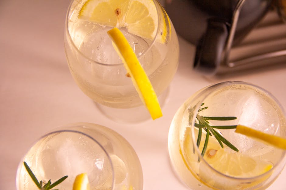 Selbst angesetzter Holunderblüten-Sirup in Gläsern